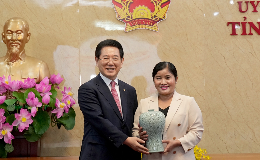 ▲김영록 지사가  쩐 뚜에 히엔 성장에게 강진청자를 기념품으로 전달하고 있다.