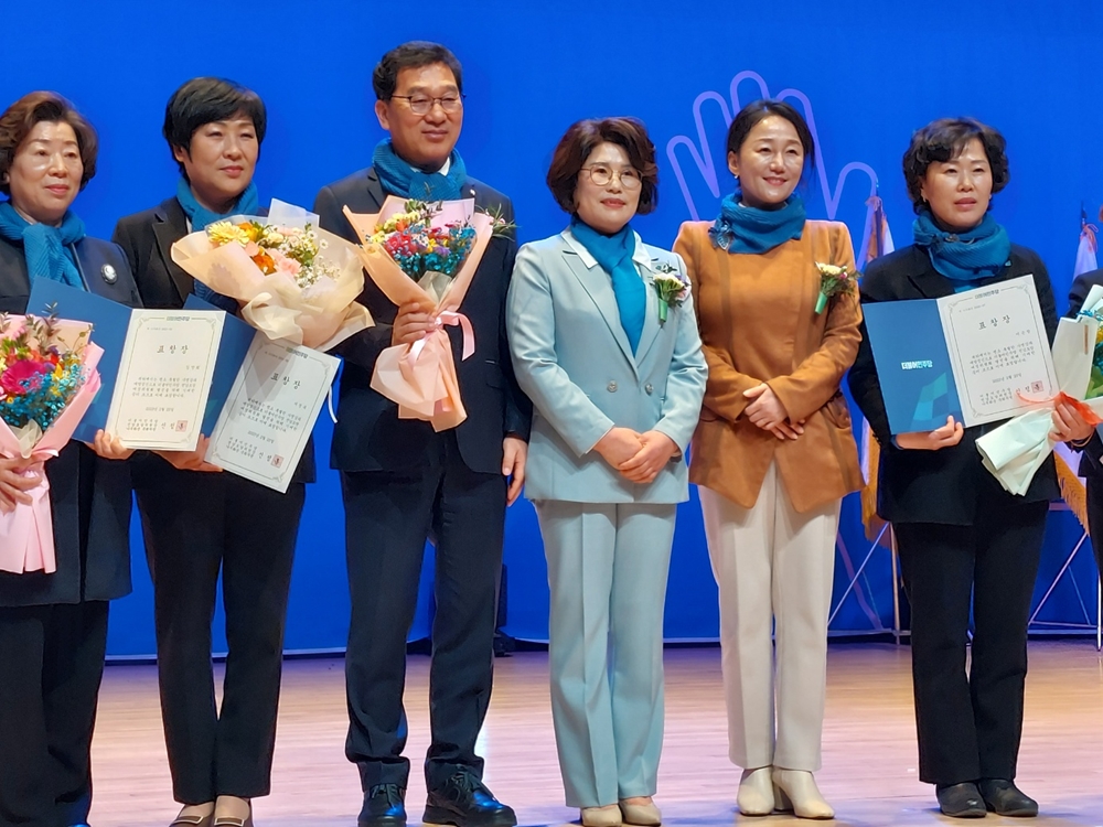 ▲ 신정훈 전남도당위원장이 여성위원들에게 표창장을 수여하고 나서 기념사진을 찍고 있다.