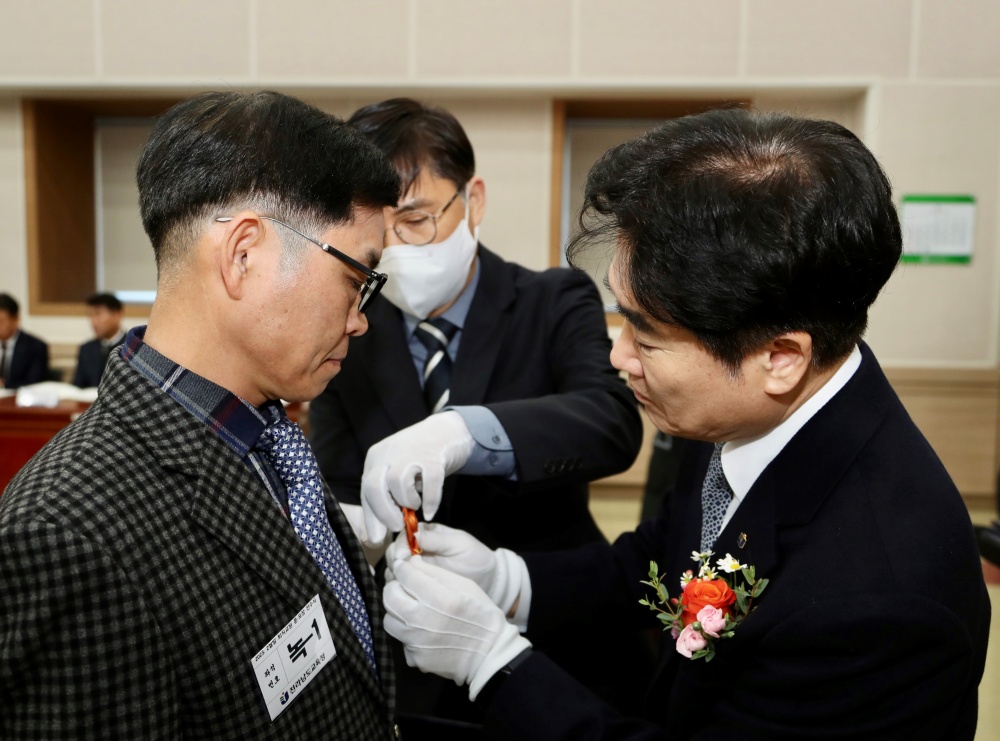 ▲ 전남교육청 2023년 2월말 퇴임교원 훈포장 전수식