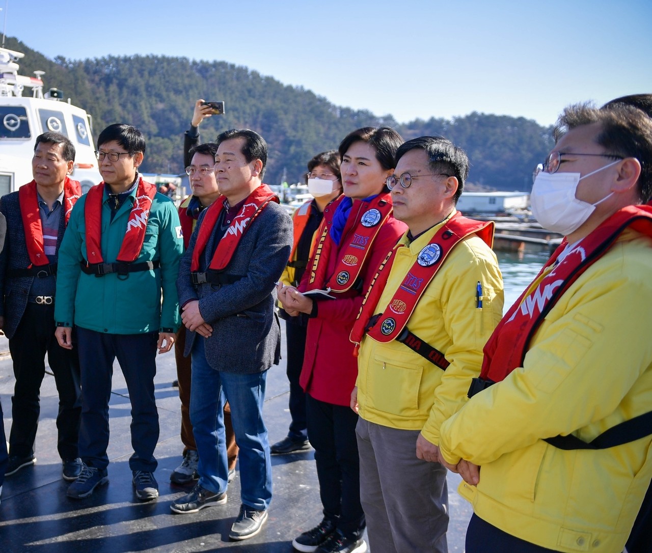 ▲ 저수온 피해를 입은 양식어가 현장을 설명듣고 있다.