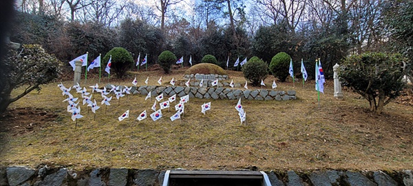 ▲ 여수 지역 독립운동가인 이선우 묘역에 태극기 게양 행사가 열렸다. ⓒ 오문수
