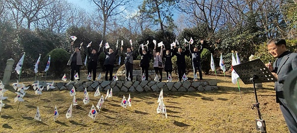 ▲ 여수지역 독립운동단체 회원과 유족들이 독립운동가 이선우 묘역에서 만세삼창을 하고 있다. ⓒ 오문수