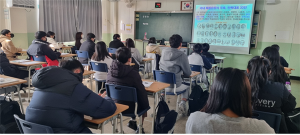 ▲ ⓒ 학생들이 3·1절 강의를 듣고 있다. (2022년).