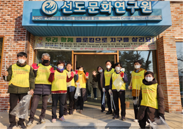 ▲ ⓒ 선도문화연구원 강사들이 플로 하기 전에 인증샷을 함께 찍고 있다.( (2022년)