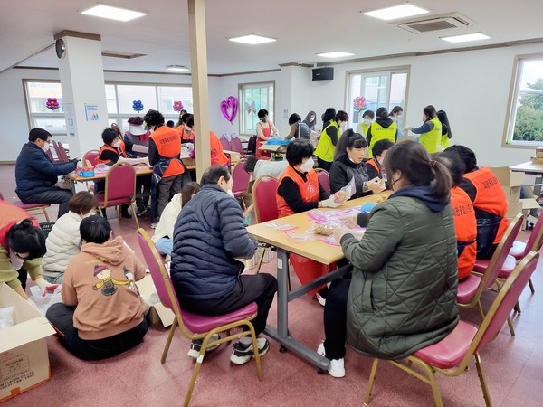 ▲ 미평종합사회복지관 전 직원들이 먹거리 물품을 포장하고 있다.