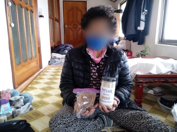 ▲ 후원물품을 전달받은 어르신이 기념 사진을 촬영하고 있다.