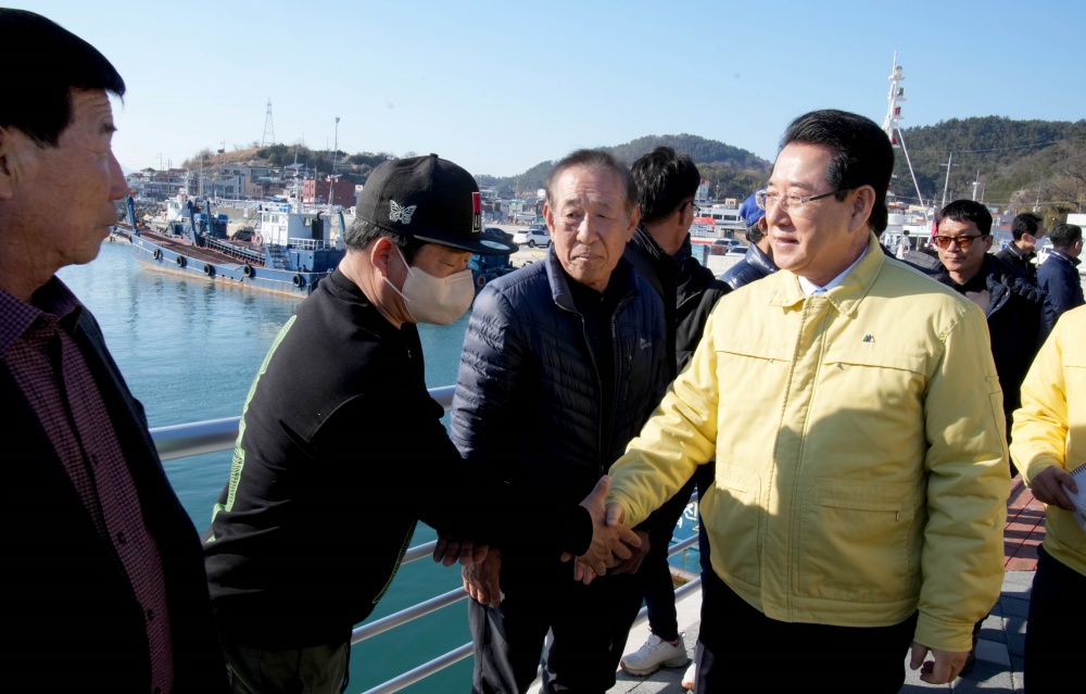 ▲ 김 지사가 돌산 해상 가두리 저수온 피해 현장을 점검하고 있다.