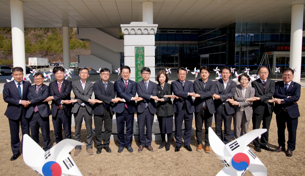 ▲ 김영록 지사가 28일 내방한 김완섭 기재부 예산실장 등 기재부 간부, 문금주 행정부지사, 박창환 정무부지사, 실․국장 등과 기념촬영을 하고 있다.