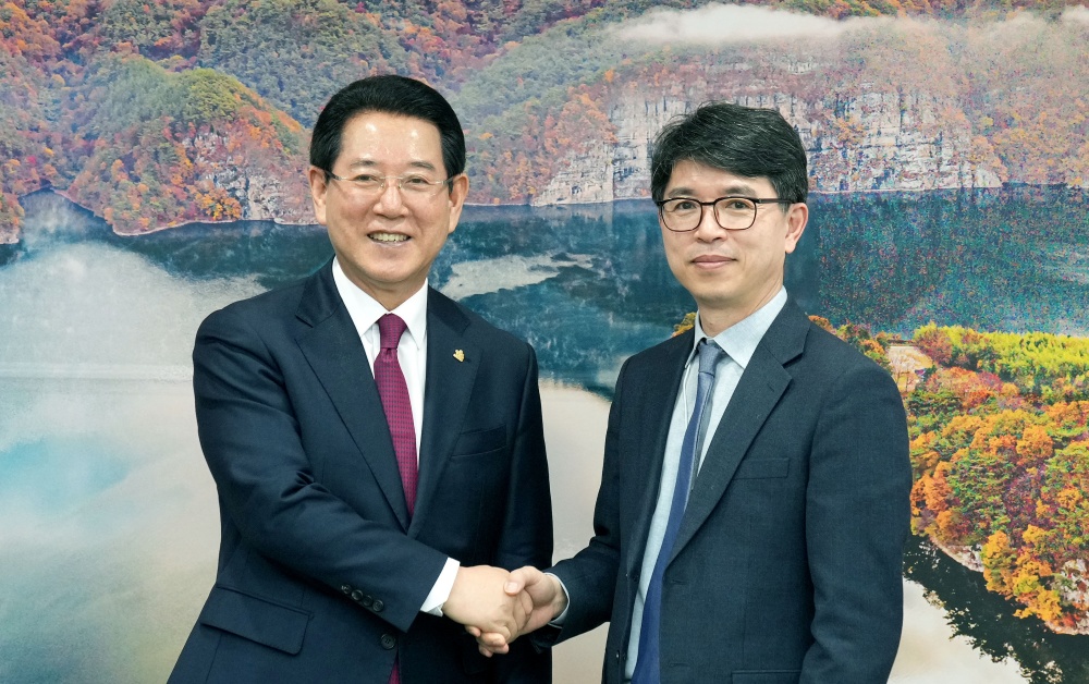 ▲ 김영록 지사가 김완섭 기재부 예산실장과 인사를 나누고 있다. 