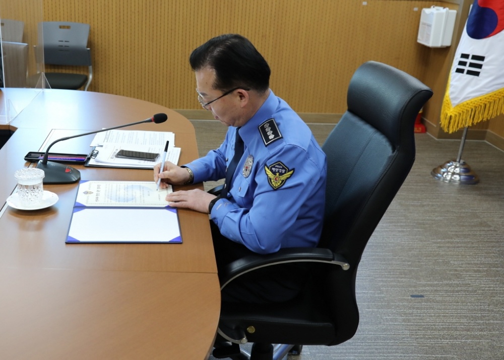 ▲ 박제수 서장이 반부패.청렴실천 결의문에 서명을 하고 있다.