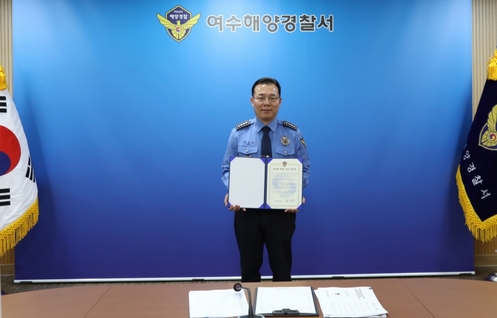 ▲박제수 서장이 반부패.청렴실천 결의문을 들고 있다.