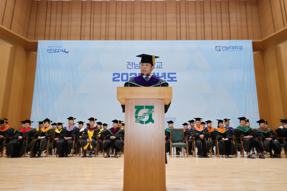 ▲ 정성택 총장이 입학생들을 위한 훈사를 전하고 있다.