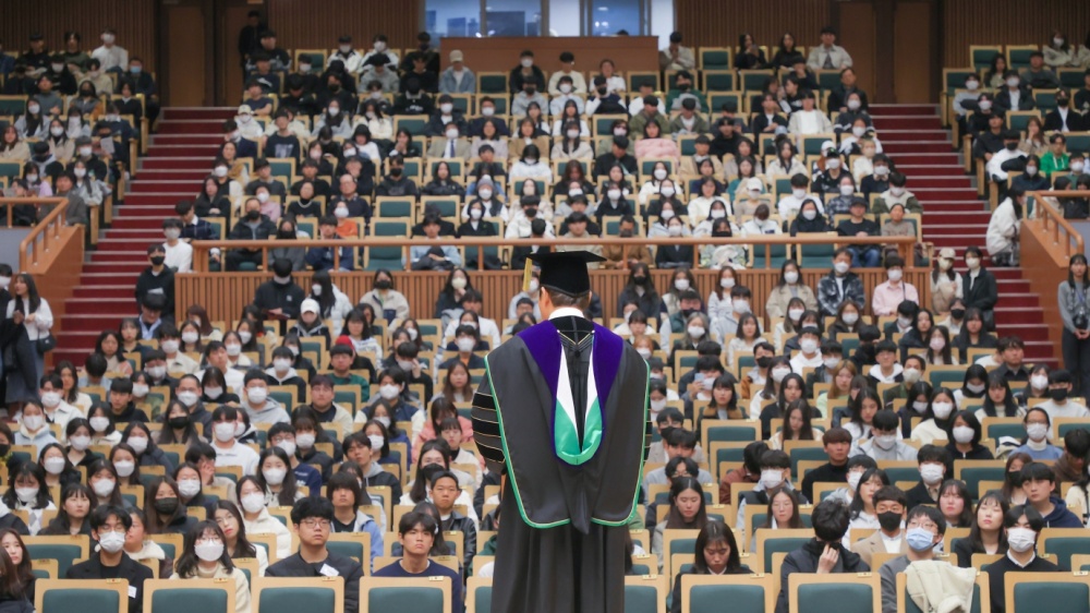 ▲ 입학식 훈사를 듣고 있는 신입생들