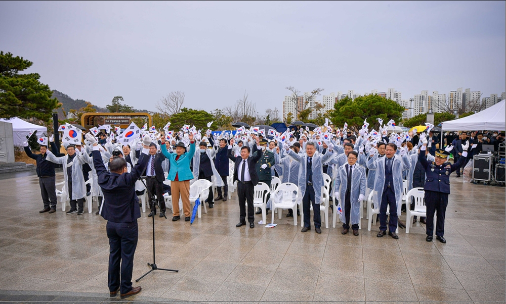 ▲ 기념식 참석자들이 만세삼창을 하고 있다.