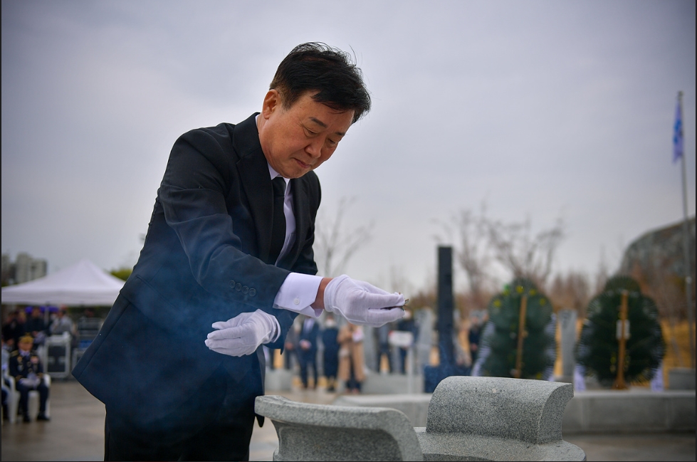 ▲정기명 시장이 분향하고 있다.