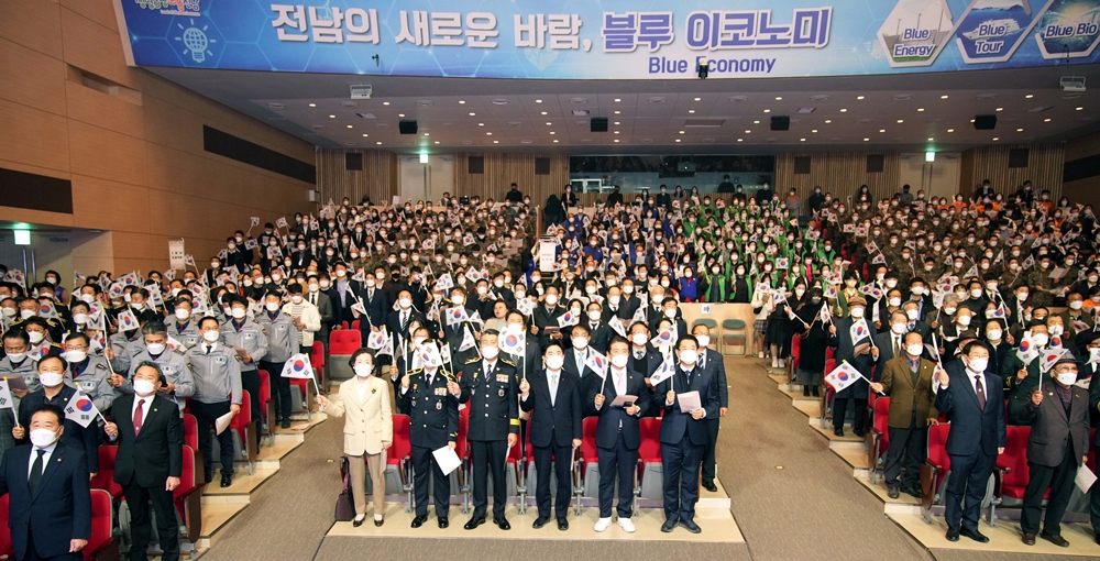 ▲ 김영록 전라남도지사(오른쪽 두 번째)가 1일 전남도청 김대중강당에서 개최된 ‘제104주년 3·1절 기념식’에서 참석자들과 삼일절 노래를 부르고 있다.