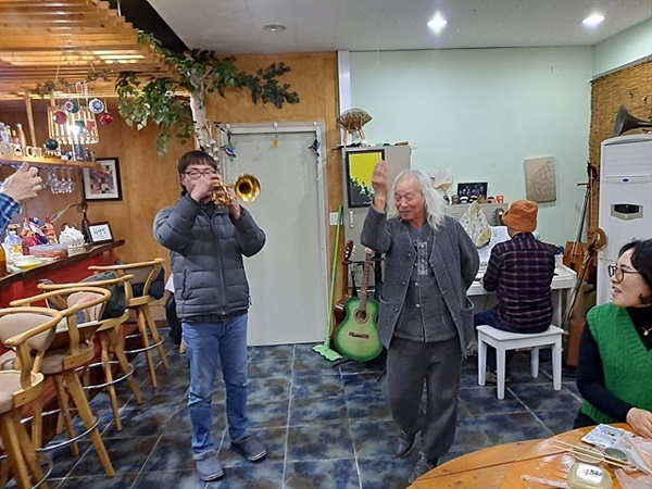 ▲하영택씨의 '味술관'에서 노래와 춤을 즐기는 회원들 모습  ⓒ오문수