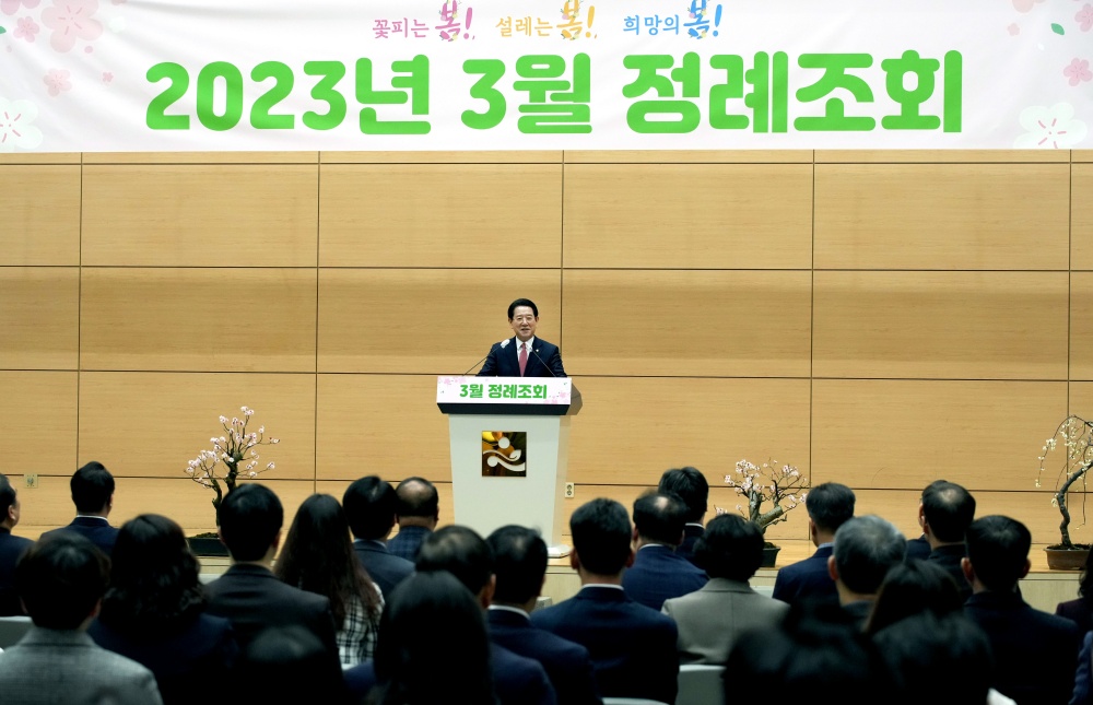 ▲ 김영록 전라남도지사가 2일 오전 도청 왕인실에서 열린 공감과 소통을 위한 3월 정례조회에서 인사말을 하고 있다.