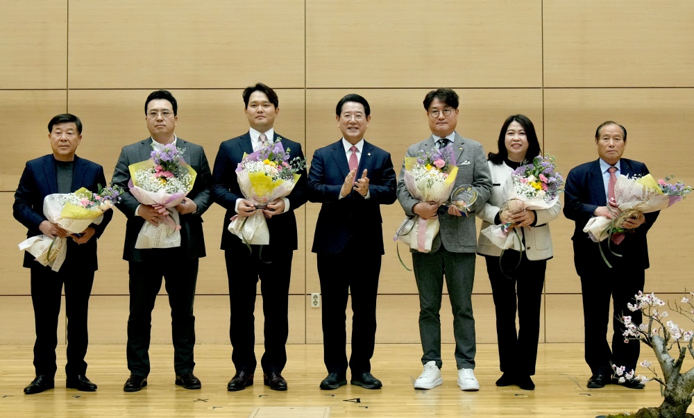 ▲ 김영록 전라남도지사가 2일 오전 도청 왕인실에서 열린 공감과 소통을 위한 3월 정례조회에서 제18회 전남도 수출상을 수여하고 기념촬영을 하고 있다.