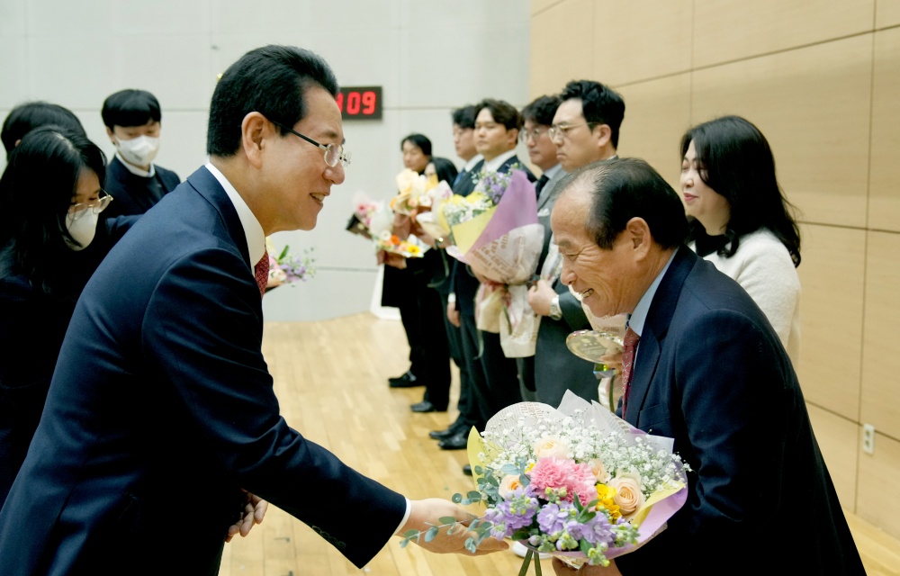 ▲2023년 지방세 납세우수자(법인․기업․개인)에게 표창패를 수여하고 있다.