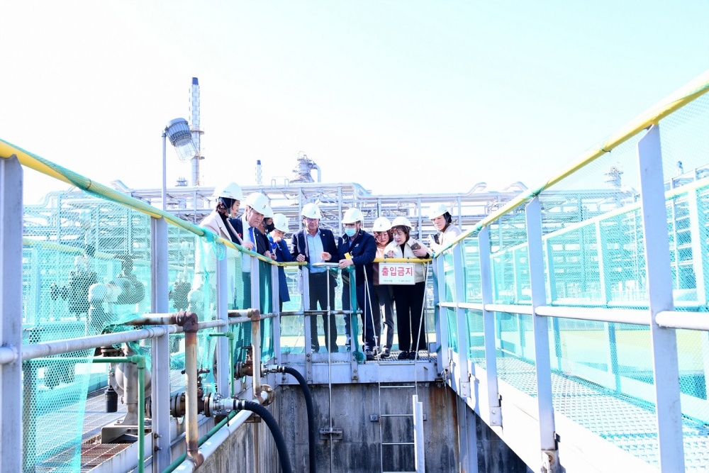 ▲여수시의회 환경복지위원회가 여수국가산단 완충저류시설을 살펴보고 있다.