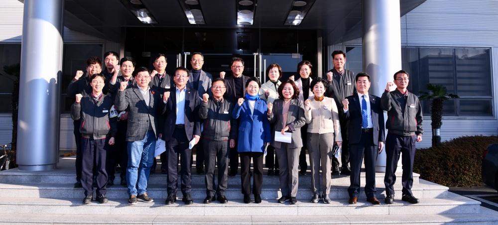 ▲여수시의회 환경복지위원과 여수산단 관계자가 기념사진을 찍고 있다.