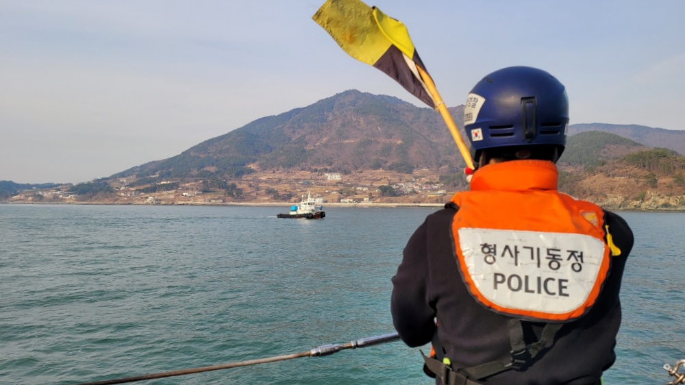 ▲ 예부선을 검문검색 하기 위해 깃발을 흔들고 있다.