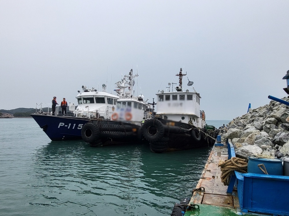 ▲형사기동정(P-115정)이 예부선을 검문검색 하고 있다.