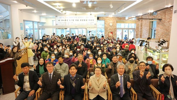 ▲  오프라인 참석자 기념사진 촬영.