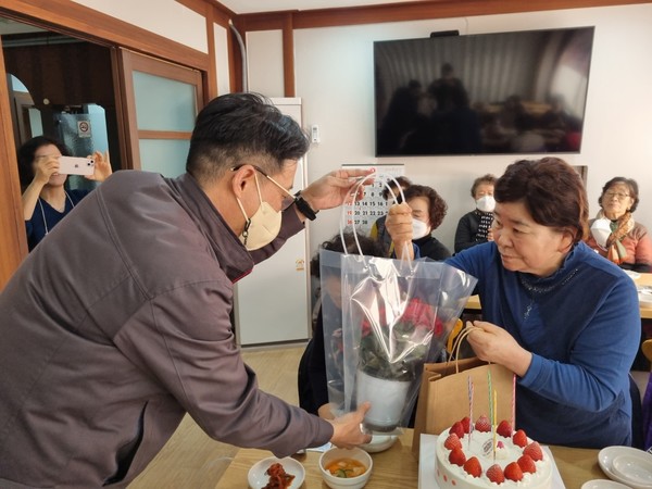 ▲ 생신선물을 전달하고 있다
