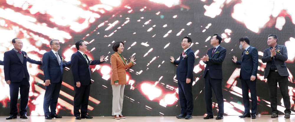 ▲ 에너지신산업 규제자유특구 전력공급 통전식이 2일 오후 나주시 동수동 나주혁신산단 한전 에너지신기술연구원에서 열린 가운데 김영록 전라남도지사, 이영 중소벤처기업부장관, 정승일 한국전력공사, 윤병태 나주시장 등 통전 세리모니를 하고 있다.