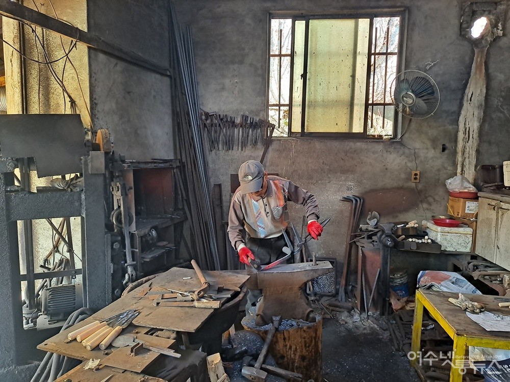 ▲여수 유일한 대장장이 서인식씨가 진남 대장간에서 쇠스랑을 만들고 있다. ⓒ조찬현