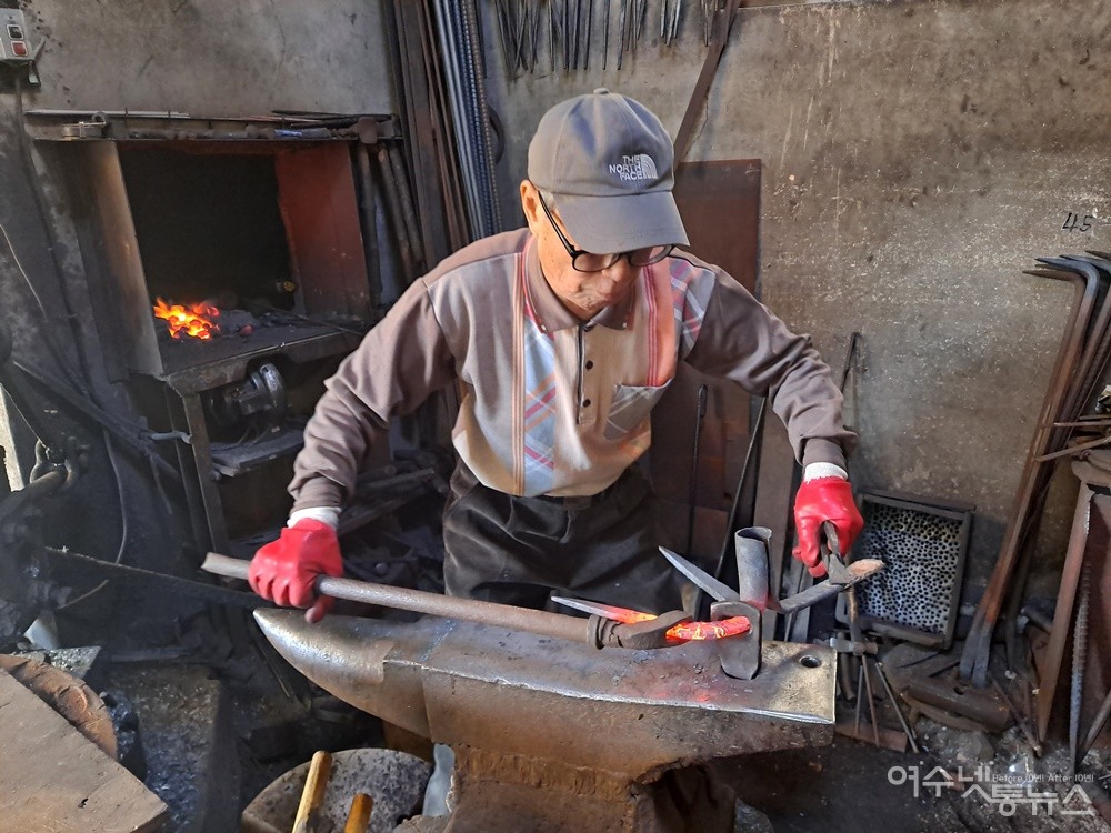 ▲여수 진남 대장간의 대장장이 서인식씨다. ⓒ조찬현