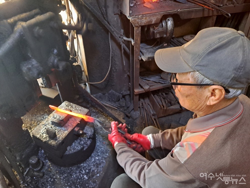 ▲ 호미를 만들기 위해 자동 해머에서 불에 달군 쇠붙이를 늘리고 있다. ⓒ조찬현