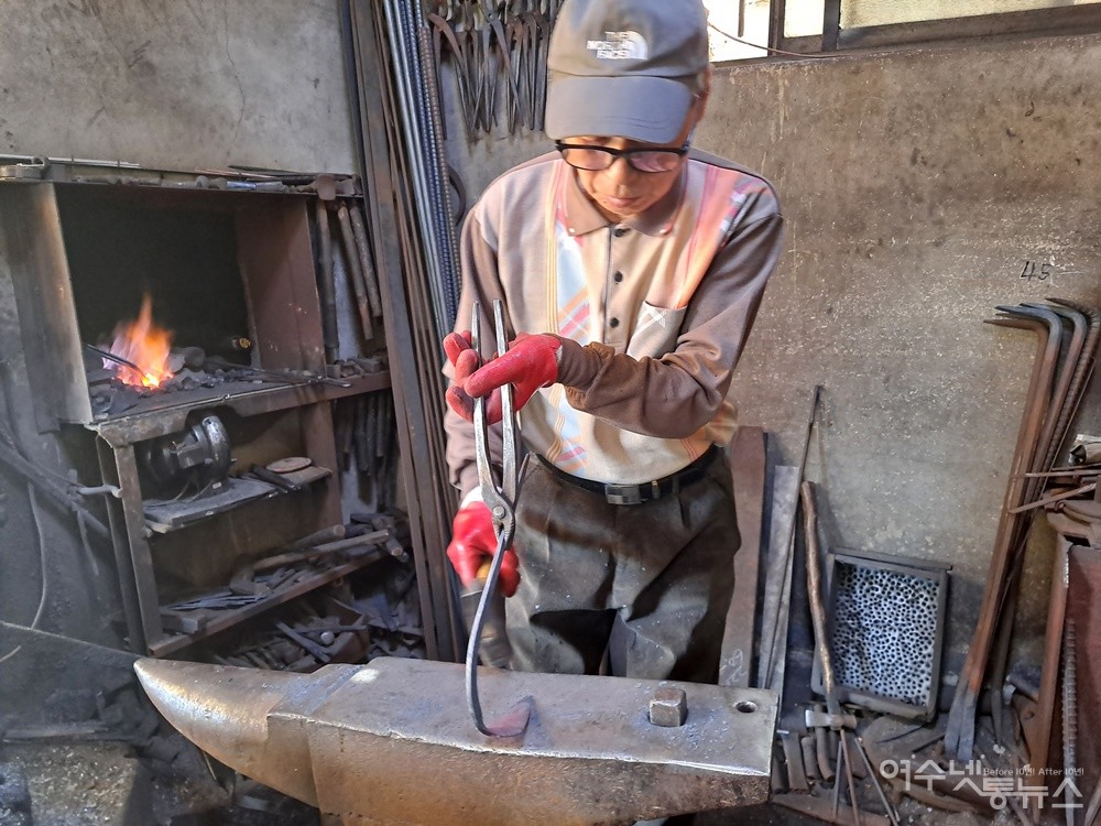 ▲자동 해머로 늘린 쇠붙이를 다시 달궈 망치질로 늘리고 펴서 호미 모양을 만든다.  ⓒ조찬현