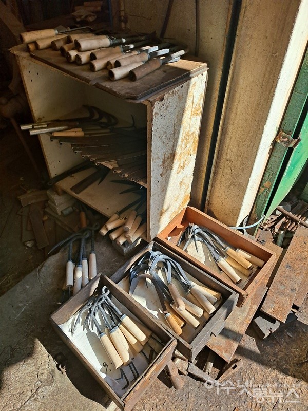 ▲대장간에는 굴까는 조새와 풀 베는 낫, 밭을 매는 호미가 가득하다.  ⓒ조찬현