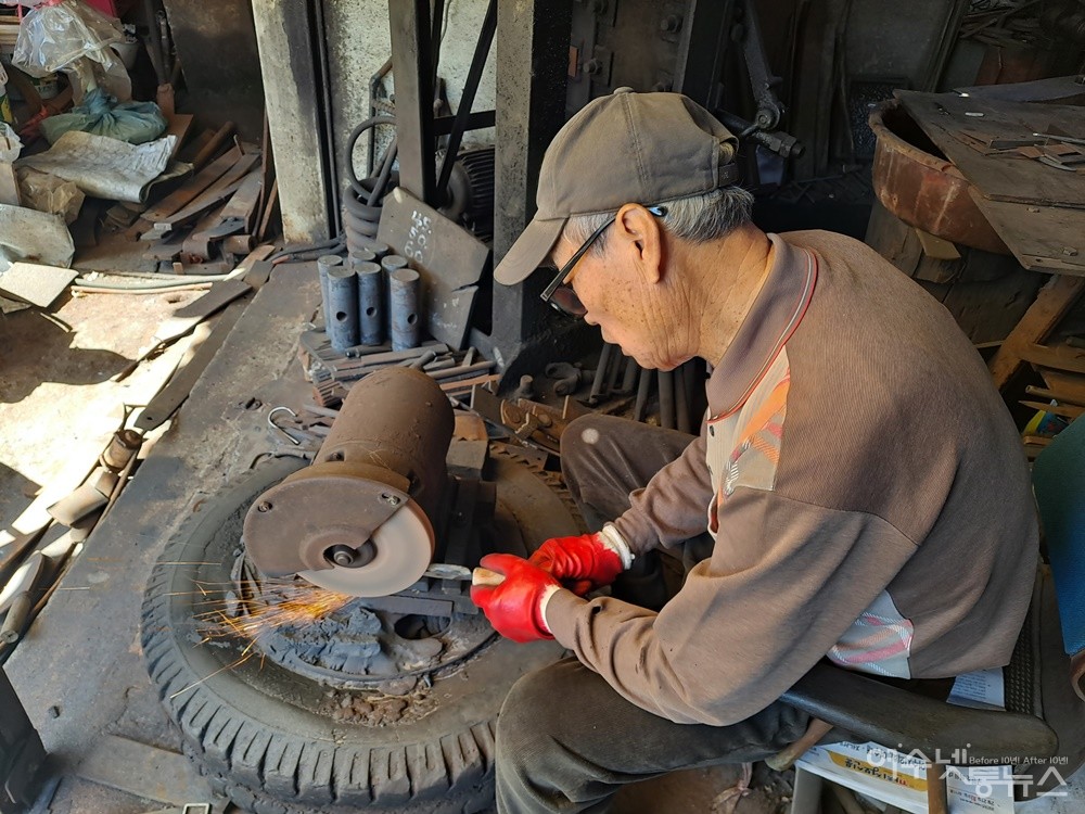▲그라인더에다 칼을 연마해 날을 세운다. 수없이 불꽃이 피어난다. ⓒ조찬현