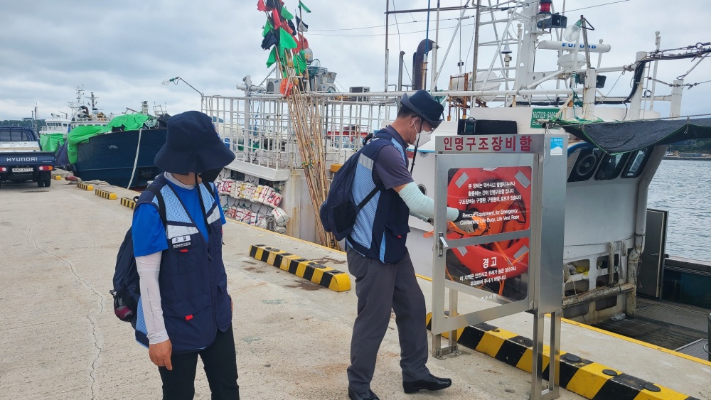▲ 연안안전지킴이가 인명구조장비를 점검하고 있다.