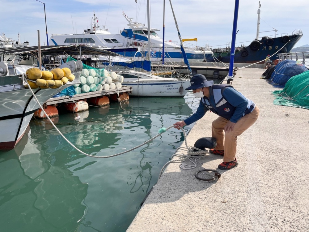  ▲ 어선의 안전상태를 점검하고 있다
