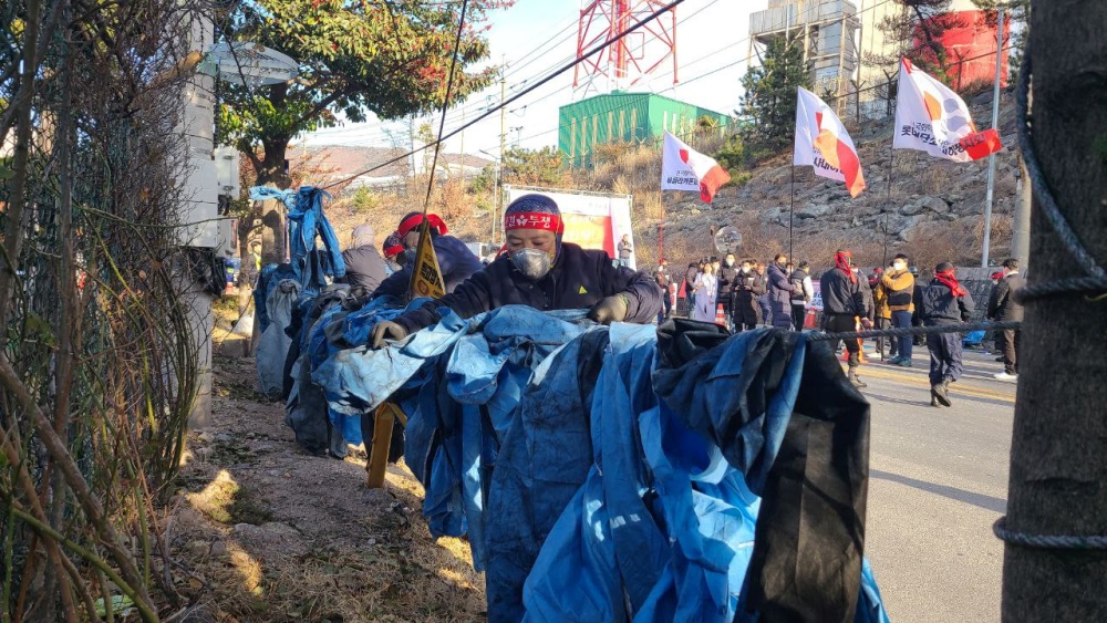 ▲ 밤낮 없이 회사에서 일한 그들은 참다못해 거리로 나왔다.