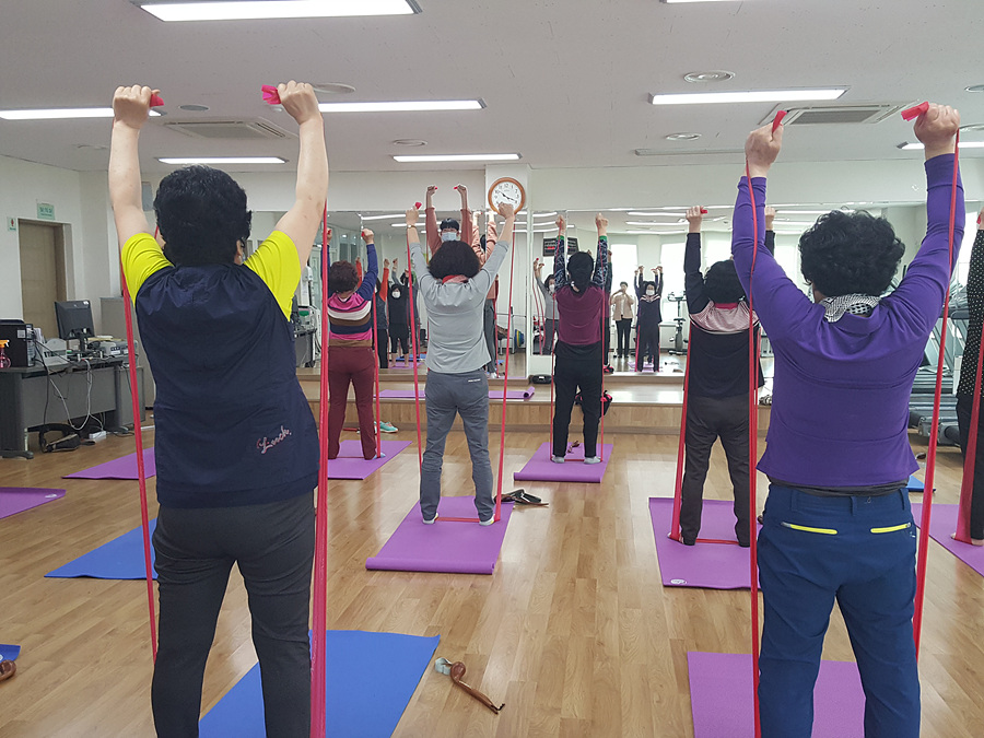 여수 동부도시보건지소에서 노인무릎인공관절 수술을 받은 어르신들이 체계적인 재활운동 관리를 받고 있다