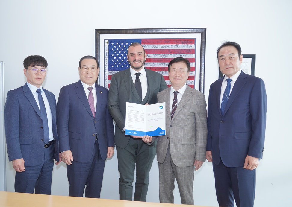 ▲홍보단은 노아블룸 시장에게 2026여수세계섬박람회 공식 1호 초청장을 전달했다. 