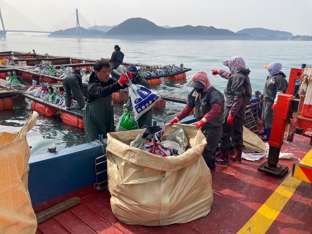 ▲ 양식어류 집단폐사한 가두리 양식장