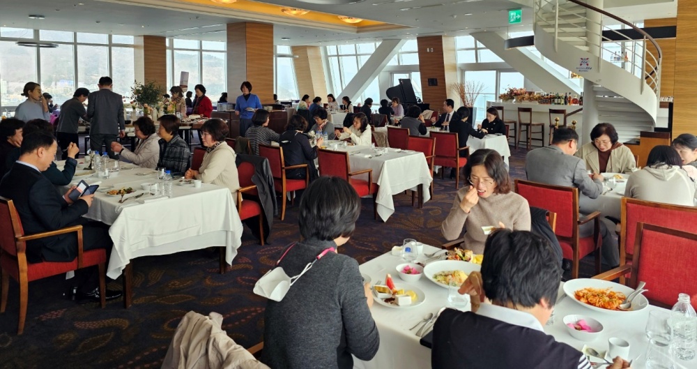 ▲ 여인태 교육원장이 여직원들과 오찬을 함께하며 소통의 시간을 가졌다