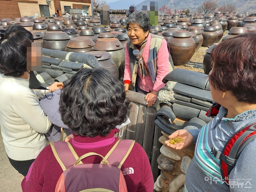 ▲ 청매실농원 홍쌍리 명인이 관광객들과 담소를 나누며 환하게 웃고 있다. ⓒ조찬현