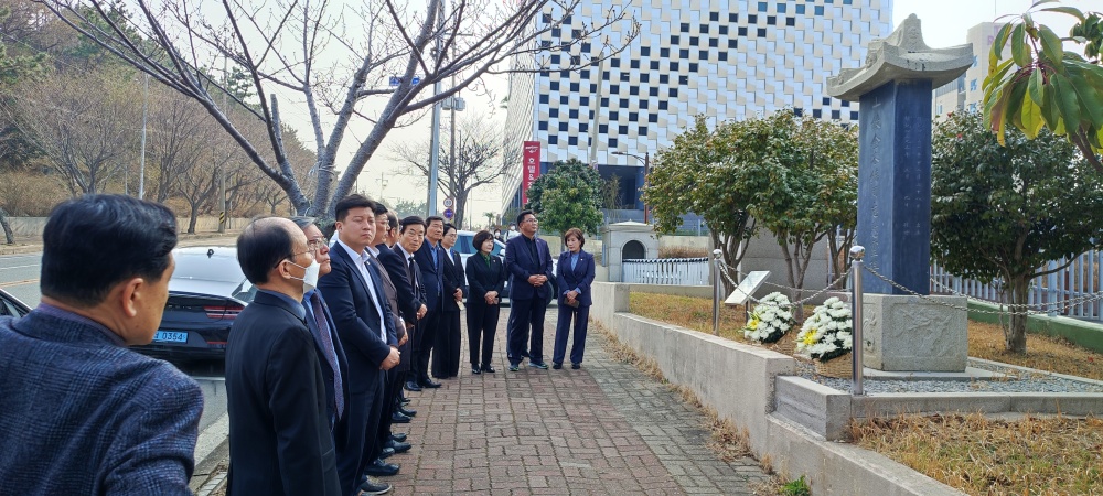 ▲ 고 김용호 민주열사를 추모하고 있다.