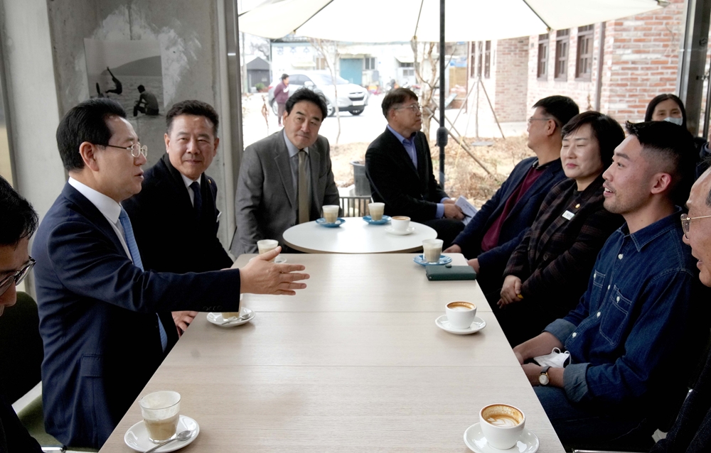 ▲ 소상공인 현장 간담회- 담양 플래티커피(소상공인) 매장 방문한 김 지사