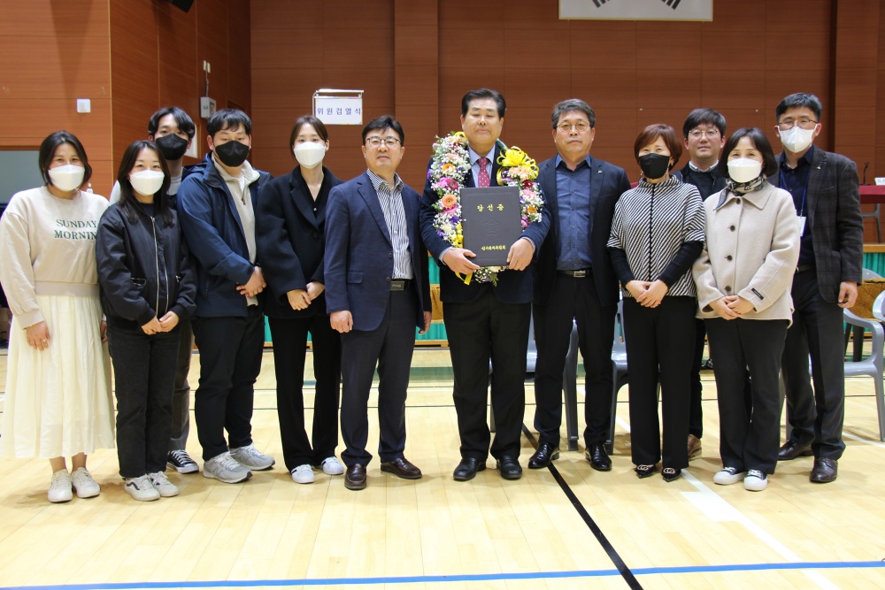 ▲ 전국동시조합장선거가 끝나고 여수시산림조합 정행균 조합장이 여수시산림조합 직원들과 기념사진을 찍고 있다.