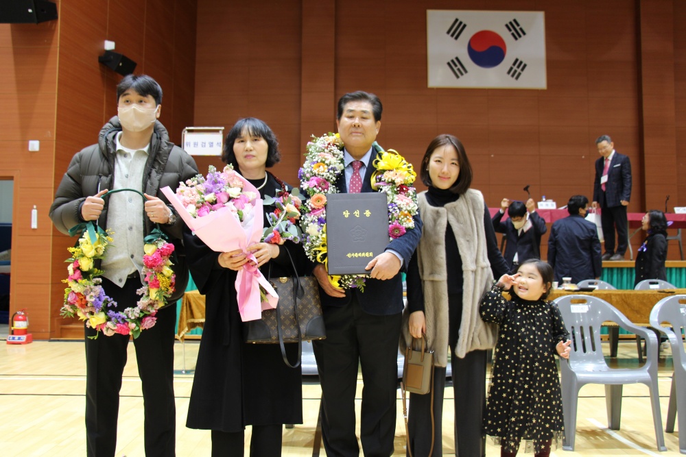 ▲ 정행균 여수시산림조합장 당선자가 기념사진을 찍고 있다.