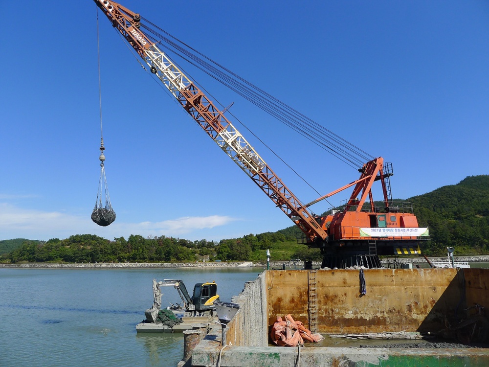 ▲ 오염퇴적물 인양 모습